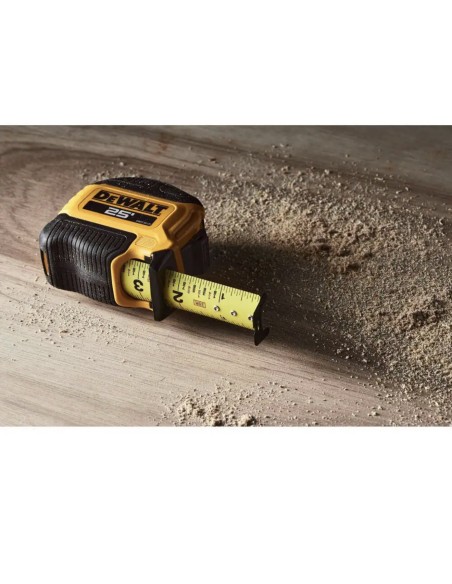 Cinta métrica DEWALT ATOMIC 25 ft × 1 1/8 in con freno de dedo (Entrega en 60 días aprox)